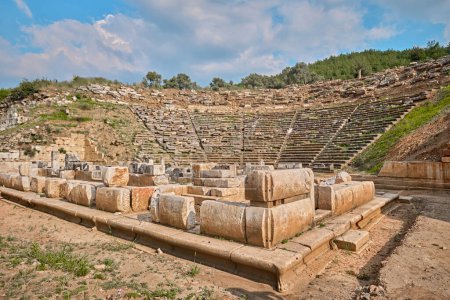 Foto de Mugla, Turquía - 20 de julio de 2023: El teatro de Stratonikeia antiguo sitio que fue una de las ciudades más importantes de la región interior de Caria - Imagen libre de derechos