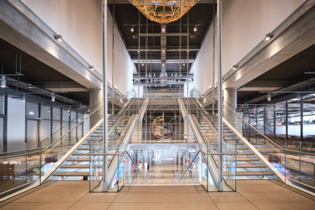 Téléchargez les photos : Istanbul, Turquie - 10 septembre 2023 : Vue intérieure et escaliers du nouveau musée d'art moderne d'Istanbul dessiné par Renzo Piano Building Workshop (RPBW Architects) - en image libre de droit