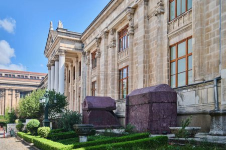 Foto de Estambul, Turquía - 16 de septiembre de 2023: Istanbul Archaeology Museums. El complejo de tres museos contiene más de un millón de piezas de diferentes épocas. - Imagen libre de derechos