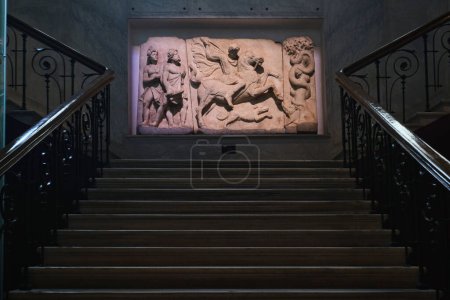Foto de Estambul, Turquía - 16 de septiembre de 2023: Marble Relief of a Thracian Horseman in Istanbul Archaeological Museums. Fechas de principios del siglo I d.C. encontradas en Tesalónica, Grecia - Imagen libre de derechos