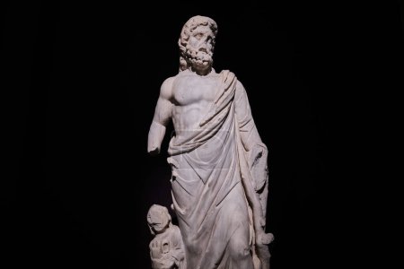 Téléchargez les photos : Istanbul, Turquie - 16 septembre 2023 : Statue en marbre du dieu grec de la santé Asclépios dans les musées archéologiques d'Istanbul. Dates du 2ème siècle de notre ère trouvées dans la ville antique de Milet - en image libre de droit