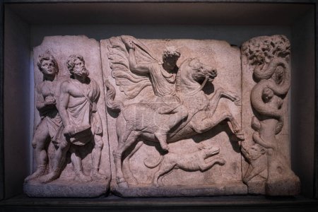 Foto de Estambul, Turquía - 16 de septiembre de 2023: Marble Relief of a Thracian Horseman in Istanbul Archaeological Museums. Fechas de principios del siglo I d.C. encontradas en Tesalónica, Grecia - Imagen libre de derechos
