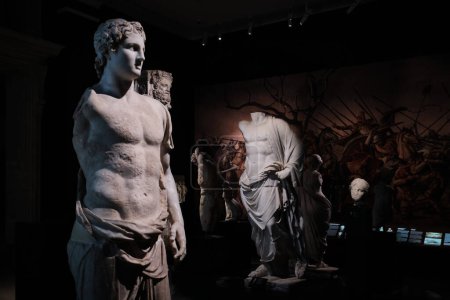 Foto de Estambul, Turquía - 16 de septiembre de 2023: Estatua de mármol de Alejandro Magno en los museos arqueológicos de Estambul. Fechas del siglo III a.C. encontradas en Magnesia Ancient City - Imagen libre de derechos