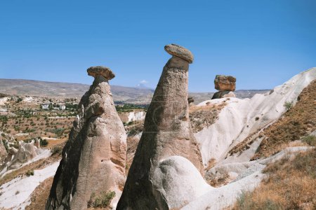 Téléchargez les photos : Cappadoce, Turquie - 24 mai 2020 : Trois Grâces (Trois Belles) collines rocheuses dans la vallée du Devrent - en image libre de droit