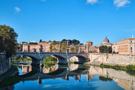 Téléchargez les photos : Rome, Italie - 4 novembre 2023 : Vue sur le Tibre, le pont de Sant Angelo et la basilique Saint-Pierre à l'arrière-plan - en image libre de droit