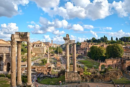 Téléchargez les photos : Rome, Italie - 29 octobre 2023 : Forum romain (Foro Romano), Temple de Saturne et Arc de Septime Sévère, site du patrimoine mondial de l'UNESCO - en image libre de droit
