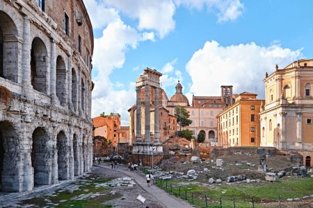 Foto de Roma, Italia - 4 de noviembre de 2023: Las ruinas del Templo de Apolo Sosiano sobre el Teatro Marcelo - Imagen libre de derechos
