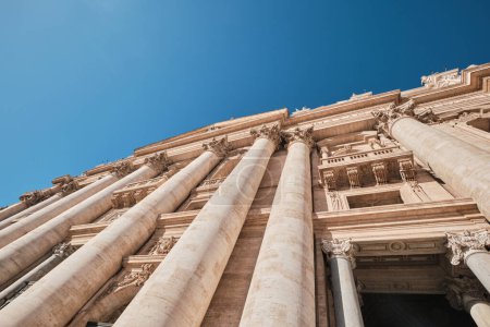 Foto de Roma, Italia - 29 de octubre de 2023: Vista de la Basílica de San Pedro y su detalle de fachada con columnas de orden corintio y cielo azul - Imagen libre de derechos