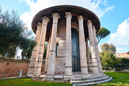 Foto de Roma, Italia - 29 de octubre de 2023: Ruinas del antiguo Templo de Hércules Víctor o Hércules Olivariu en Piazza Bocca della Verita - Imagen libre de derechos