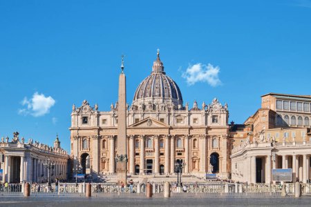 Foto de Roma, Italia - 29 de octubre de 2023: Vista de la Basílica de San Pedro y su fachada con esculturas, obelisco y cúpula con cielo azul - Imagen libre de derechos