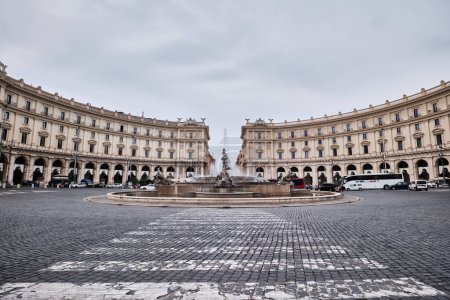 Foto de Roma, Italia - 30 de octubre de 2023: La Fuente de las Naiadas en la Plaza de la República (Piazza della Repubblica) en Roma durante el día - Imagen libre de derechos