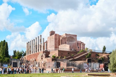 Téléchargez les photos : Rome, Italie - 4 novembre 2023 : Vue sur le temple de Vénus et Rome situé sur la colline de Vélian dans le Forum romain - en image libre de droit