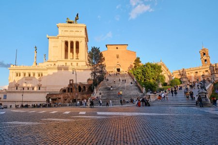 Foto de Roma, Italia - 4 de noviembre de 2023: Monumento a Vittoriano y escalones de Cordonata que conducen a la Basílica de Santa María en Ara coeli y Museos Capitolinos - Imagen libre de derechos