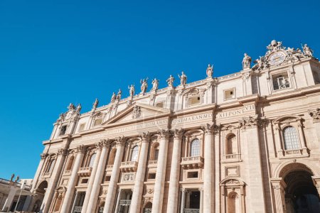 Foto de Roma, Italia - 29 de octubre de 2023: Vista de la Basílica de San Pedro y su detalle de fachada con columnas de orden corintio y cielo azul - Imagen libre de derechos