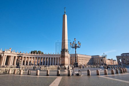 Foto de Roma, Italia - 29 de octubre de 2023: Obelisco en la plaza de San Pedro en el Vaticano - Imagen libre de derechos