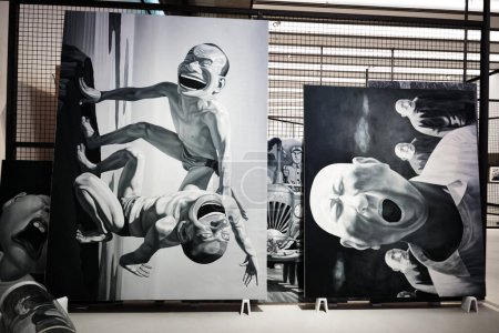 Foto de Roma, Italia - 4 de noviembre de 2023: "Hombres riendo" Pinturas de Yue Minjun en el Museo Maxxi - Imagen libre de derechos