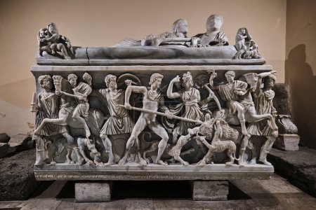 Téléchargez les photos : Rome, Italie - 29 octobre 2023 : Le sarcophage antique exposé dans les musées du Capitole - en image libre de droit