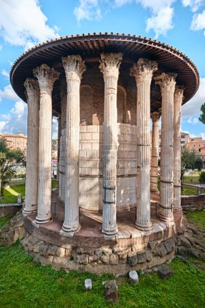 Foto de Roma, Italia - 29 de octubre de 2023: Ruinas del antiguo Templo de Hércules Víctor o Hércules Olivariu en Piazza Bocca della Verita - Imagen libre de derechos
