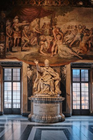 Téléchargez les photos : Rome, Italie - 4 novembre 2023 : Statue du Pape Urbain VIII, sculpture en marbre de Gian Lorenzo Bernini dans le Hall des Horatii et Curiatii, Musées du Capitole (Musei Capitolini) - en image libre de droit