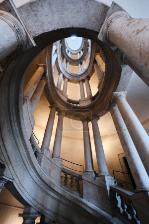 Téléchargez les photos : Rome, Italie - 29 octobre 2023 : La Galleria Nazionale d'Arte Antica, musée d'art du Palazzo Barberini. L'escalier hélicoïdal de Borromini - en image libre de droit