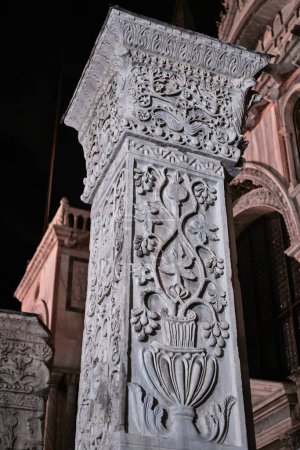 Téléchargez les photos : Venise, Italie - 9 novembre 2023 : Les Pilastri Acritani devant la basilique Saint-Marc, prise de l'église de Saint-Polyeuctus, Constantiople en 1204 - en image libre de droit