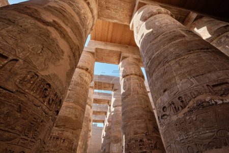 Téléchargez les photos : Louxor, Égypte - 26 décembre 2023 : Hypostyle Hall avec d'énormes colonnes dans le temple Karnak - en image libre de droit