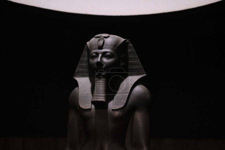 Foto de Luxor, Egipto - 2 de enero de 2024: Thutmosis III o Tuthmosis III. Rey de Egipto Estatua de piedra Greywacke, Museo de Luxor - Imagen libre de derechos