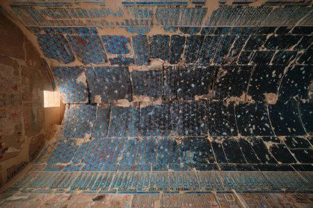 Téléchargez les photos : Louxor, Égypte - 26 décembre 2023 : Temple mortuaire de la reine Hatchepsout, plafond étoilé - en image libre de droit