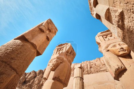 Téléchargez les photos : Louxor, Égypte - 26 décembre 2023 : Temple mortuaire de la reine Hatchepsout, têtes de colonne Hathor - en image libre de droit