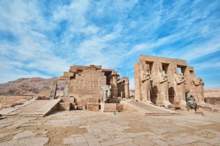 Téléchargez les photos : Louxor, Égypte - 26 décembre 2023 : Le Ramesseum est le temple commémoratif ou temple mortuaire du pharaon Ramsès II. Il est situé dans la nécropole thébaine en Haute-Égypte - en image libre de droit