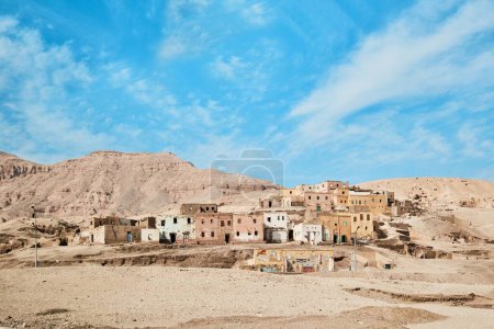 Téléchargez les photos : Louxor, Égypte - 26 décembre 2023 : Village abandonné du vieux Qurna et maisons traditionnelles en briques de boue construites sur les tombes antiques de Cisjordanie du Nil - en image libre de droit