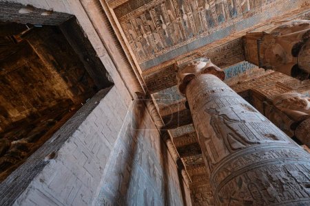 Foto de Qena, Egipto - 27 de diciembre de 2023: Columnas del Salón Hipóstilo en el Templo de Hathor en el complejo del Templo Dendera, uno de los templos mejor conservados del antiguo Alto Egipto - Imagen libre de derechos