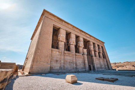 Foto de Qena, Egipto - 27 de diciembre de 2023: Templo de Dendera o Templo de Hathor Egipto. Complejo del Templo Dendera, uno de los templos mejor conservados del antiguo Alto Egipto - Imagen libre de derechos