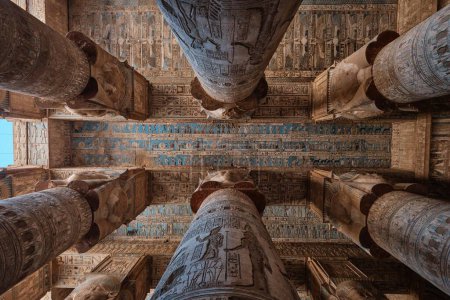 Foto de Qena, Egipto - 27 de diciembre de 2023: Columnas del Salón Hipóstilo en el Templo de Hathor en el complejo del Templo Dendera, uno de los templos mejor conservados del antiguo Alto Egipto - Imagen libre de derechos