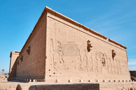 Foto de Qena, Egipto - 27 de diciembre de 2023: Templo de Dendera o Templo de Hathor Egipto. Complejo del Templo Dendera, uno de los templos mejor conservados del antiguo Alto Egipto - Imagen libre de derechos