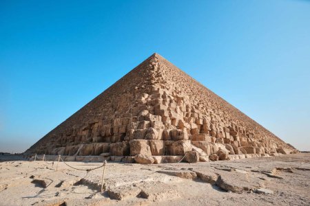 Foto de Giza, Egipto - 24 de diciembre de 2023: La Gran Pirámide de Khufu (Pirámide de Keops) es la más antigua y grande de las tres pirámides en el complejo piramidal de Giza - Imagen libre de derechos