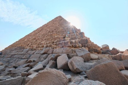 Foto de Giza, Egipto - 24 de diciembre de 2023: La Pirámide de Menkaure, la más pequeña de las tres pirámides de la meseta de Giza, El Cairo - Imagen libre de derechos