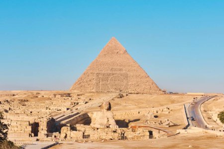 Foto de Giza, Egipto - 24 de diciembre de 2023: Esfinge y pirámide de Khafre (Kefren) en la meseta de Giza, El Cairo - Imagen libre de derechos