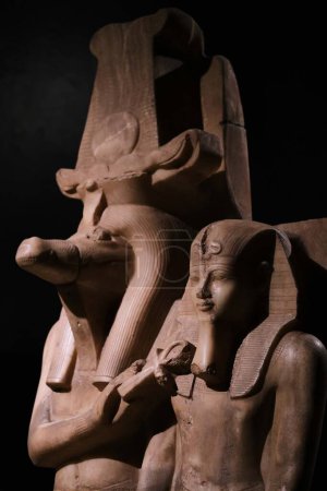 Téléchargez les photos : Louxor, Égypte - 2 janvier 2024 : Le crocodile dirige la divinité Sobek et Amenhotep III au musée Louxor - en image libre de droit