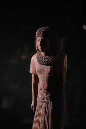 Foto de Cairo, Egipto - 2 de enero de 2024: Estatua de Tailandia, XVIII Dinastía, escriba real y supervisor Amenhotep III, en el Museo Egipcio - Imagen libre de derechos