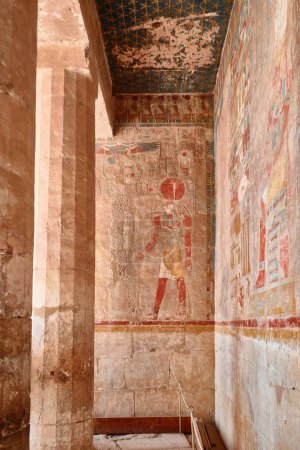 Téléchargez les photos : Louxor, Égypte - 26 décembre 2023 : Reliefs peints au temple mortuaire de la reine Hatchepsout - en image libre de droit