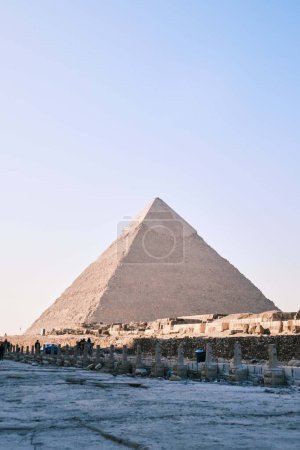 Foto de Giza, Egipto - 24 de diciembre de 2023: Pirámide de Khafre (también conocida como Khafra, Khefren) en la meseta de Giza, El Cairo - Imagen libre de derechos