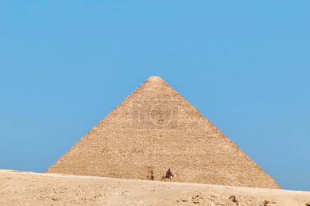 Foto de Giza, Egipto - 24 de diciembre de 2023: La Gran Pirámide de Khufu (Keops) en la meseta de Giza, El Cairo - Imagen libre de derechos