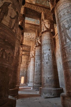 Foto de Qena, Egipto - 27 de diciembre de 2023: Columnas del Salón Hipóstilo en el Templo de Hathor en el complejo del Templo Dendera, uno de los templos mejor conservados - Imagen libre de derechos