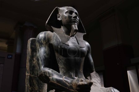 Téléchargez les photos : Le Caire, Égypte - 2 janvier 2024 : Statue du pharaon khafre intronisée au musée égyptien de Caire, symbole emblématique de l'art et de la culture égyptiens anciens - en image libre de droit