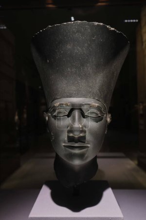 Téléchargez les photos : Le Caire, Égypte - 2 janvier 2024 : Buste de pierre Greywacke d'Userkaf, fondateur de la Ve dynastie Égypte - en image libre de droit