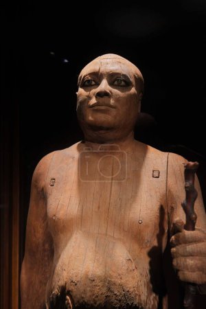 Téléchargez les photos : Le Caire, Égypte - 2 janvier 2024 : Statue égyptienne représentant Kaaper, le grand prêtre lecteur appelé Cheikh El-Balad au musée égyptien - en image libre de droit