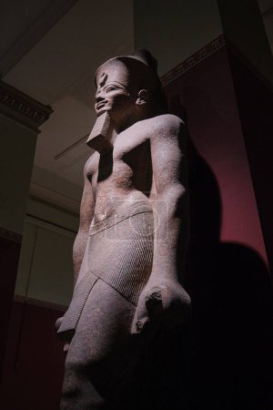 Téléchargez les photos : Le Caire, Égypte - 2 janvier 2024 : Statue monumentale du pharaon au Musée égyptien du Caire - en image libre de droit