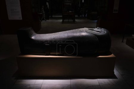 Téléchargez les photos : Le Caire, Égypte - 2 janvier 2024 : Sarcophage d'Imhotep, architecte de la pyramide courbée, exposé au Musée égyptien - en image libre de droit