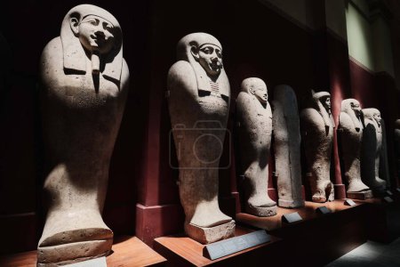 Téléchargez les photos : Le Caire, Égypte - 2 janvier 2024 : Divers sarcophages en pierre égyptienne de l'époque du nouveau royaume au Musée égyptien - en image libre de droit